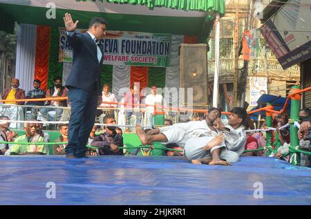 Kalkutta, Indien. 30th Januar 2022. Im Gedenken an Mahatma Gandhi wurde ein Wrestling-Turnier für Männer und Frauen und die State Belt Wrestling Championship 4th organisiert. (Foto von Rahul Sadhukhan/Pacific Press/Sipa USA) Quelle: SIPA USA/Alamy Live News Stockfoto