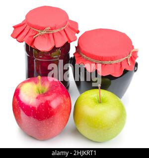 Apfelmarmelade in einem Glas, frische rote und grüne Äpfel isoliert auf weißem Hintergrund. Gesunde Ernährung Stockfoto