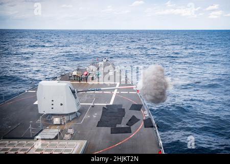 220107-N-TR141-1124 PHILIPPINISCHES MEER (JAN 7, 2022) der Arleigh Burke-Klasse Lenkraketenzerstörer USS Dewey (DDG 105) feuert während einer Live-Feuerübung die Mark 45 – 5-Zoll-Kanone ab. Dewey wird Destroyer Squadron (DESRON) 15 zugewiesen und unterstützt derzeit einen freien und offenen Indo-Pazifik-Raum. CTF 71/DESRON 15 ist die größte vorwärtseingesetzte DESRON-Flotte der Marine und die wichtigste Oberflächenkraft der US 7th-Flotte. Stockfoto