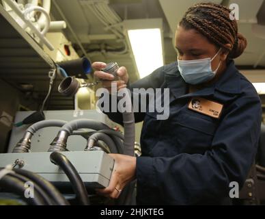 PHILIPPINISCHES MEER (Jan 22, 2022) Aviation Ordnanceman Airman Maya Duncan aus Alexandria, VA., führt einen elektrischen Test an Bord des Flugzeugträgers USS Abraham Lincoln (CVN 72) der Nimitz-Klasse durch. Abraham Lincoln, der als Teil der US-Pazifikflotte tätig ist, führt Schulungen durch, um eine freie und offene Region im Indo-Pazifik-Raum zu erhalten und zu schützen. Stockfoto