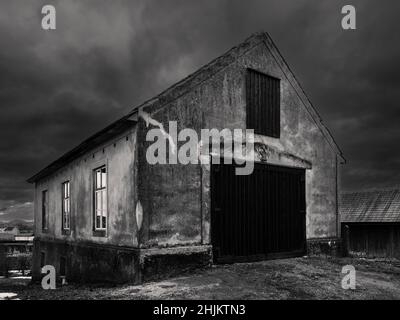 Old Forge oder Schmied Shop im ländlichen Mostviertel von Niederösterreich, ein Moody und Spooky Old Building Stockfoto