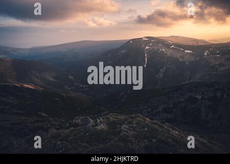 Sonnenuntergang vom höchsten tschechischen Berg Snezka Stockfoto