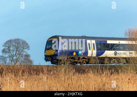 26 Jan 2022, Saltmarshe, UK, Northern Zug verlässt die Saltmarshe Station in der Nähe von Howden auf einer malerischen Reise in East Yorkshire, mit Blick auf den blauen Himmel Stockfoto