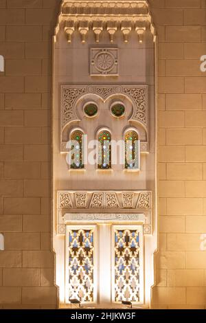Dubai, VAE, 24.09.21. Arabischer Stil, Stein, geschnitztes Fensterportal mit Buntglasfenstern und arabischen durchbrochenen Ornamenten an der Fassade der Jumeirah Moschee Stockfoto
