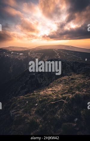 Sonnenuntergang vom höchsten tschechischen Berg Snezka Stockfoto