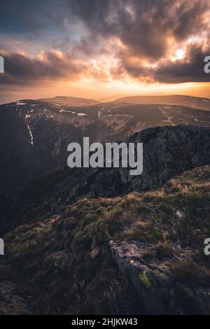 Sonnenuntergang vom höchsten tschechischen Berg Snezka Stockfoto