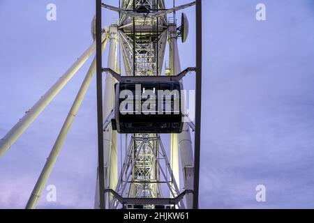 Das hier abgebildete Umadum, das größte mobile Riesenrad der Welt, ist 78 Meter hoch und befindet sich im Münchner Werksviertel. Stockfoto