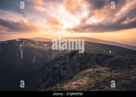 Sonnenuntergang vom höchsten tschechischen Berg Snezka Stockfoto