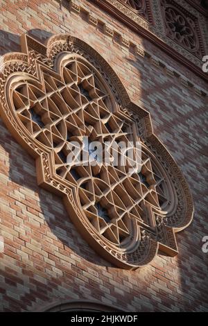 Bukarest, Rumänien - 24. Januar 2022: Ornamente von der Außenseite des Korallentempels, einer Synagoge in Bukarest, Rumänien. Stockfoto