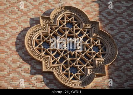 Bukarest, Rumänien - 24. Januar 2022: Ornamente von der Außenseite des Korallentempels, einer Synagoge in Bukarest, Rumänien. Stockfoto