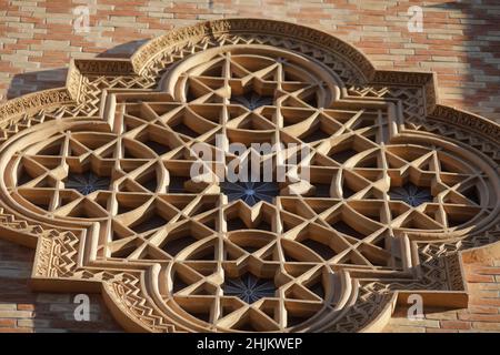 Bukarest, Rumänien - 24. Januar 2022: Ornamente von der Außenseite des Korallentempels, einer Synagoge in Bukarest, Rumänien. Stockfoto