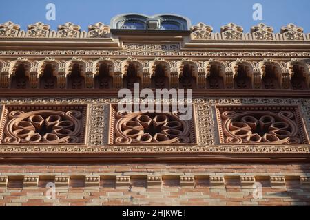 Bukarest, Rumänien - 24. Januar 2022: Ornamente von der Außenseite des Korallentempels, einer Synagoge in Bukarest, Rumänien. Stockfoto