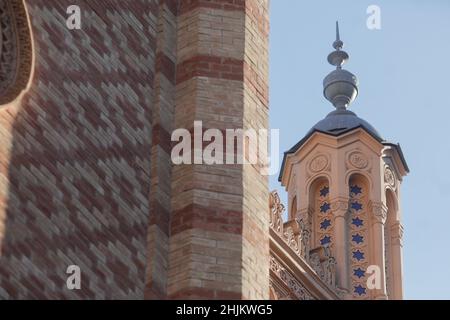 Bukarest, Rumänien - 24. Januar 2022: Ornamente von der Außenseite des Korallentempels, einer Synagoge in Bukarest, Rumänien. Stockfoto