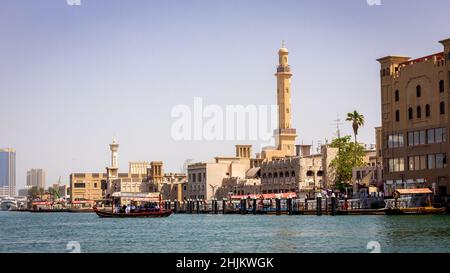 Dubai, VAE, 24.09.21. Blick auf das historische Viertel von Dubai, Deira und Al Fahidi mit dem Dubai Creek-Kanal und traditionellen Holzbooten. Stockfoto