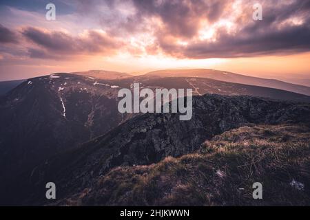 Sonnenuntergang vom höchsten tschechischen Berg Snezka Stockfoto