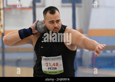 Nehvizdy, Tschechische Republik. 30th Januar 2022. Mesud Pezer aus Bosnien tritt beim internationalen Leichtathletik-Hallentreffen Stars in Nehvizdy am 30. Januar 2022 in Nehvizdy, Tschechische Republik, bei einem Männerschuss an. Kredit: Michal Krumphanzl/CTK Foto/Alamy Live Nachrichten Stockfoto