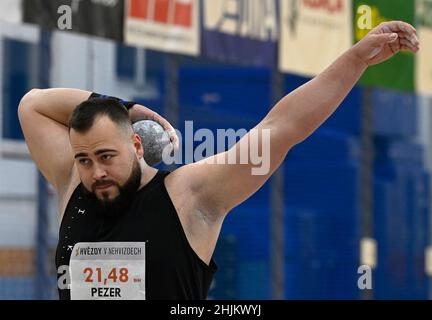 Nehvizdy, Tschechische Republik. 30th Januar 2022. Mesud Pezer aus Bosnien tritt beim internationalen Leichtathletik-Hallentreffen Stars in Nehvizdy am 30. Januar 2022 in Nehvizdy, Tschechische Republik, bei einem Männerschuss an. Kredit: Michal Krumphanzl/CTK Foto/Alamy Live Nachrichten Stockfoto