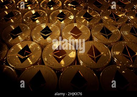 3D Darstellung von Nahaufnahme von Metall-Ethereum-Kryptowährungsmünzen, elektronisches dezentrales Geldkonzept Stockfoto