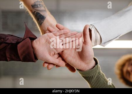 Nahaufnahme eines vielseitigen jungen Teams, das in Einheits-, Community- und Support-Konzept Hand hält, Kopierraum Stockfoto