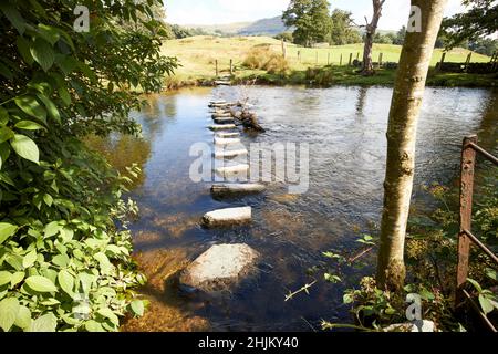 Stepping Stones über den Fluss rathay fließt zwischen rydal und ambleside durch Valley Lake District, cumbria, england, großbritannien Stockfoto