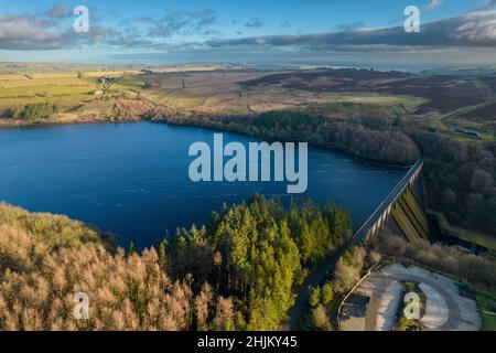 Drohnenfotos des Thruscross Reservoir in North Yorkshire, aufgenommen an einem sonnigen Wintertag Stockfoto