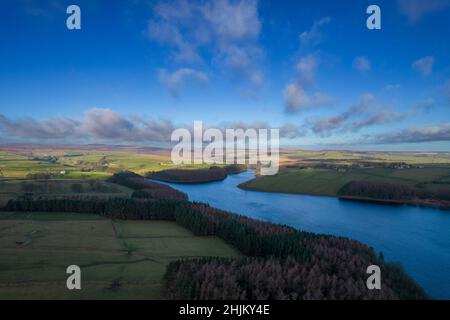 Drohnenfotos des Thruscross Reservoir in North Yorkshire, aufgenommen an einem sonnigen Wintertag Stockfoto