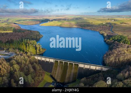 Drohnenfotos des Thruscross Reservoir in North Yorkshire, aufgenommen an einem sonnigen Wintertag Stockfoto