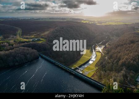 Drohnenfotos des Thruscross Reservoir in North Yorkshire, aufgenommen an einem sonnigen Wintertag Stockfoto