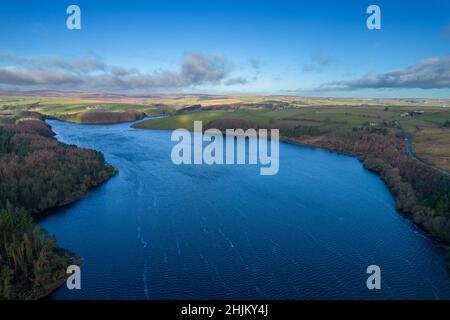 Drohnenfotos des Thruscross Reservoir in North Yorkshire, aufgenommen an einem sonnigen Wintertag Stockfoto