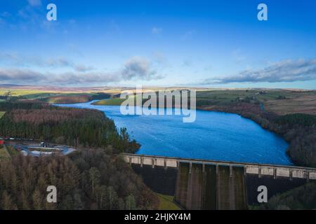 Drohnenfotos des Thruscross Reservoir in North Yorkshire, aufgenommen an einem sonnigen Wintertag Stockfoto