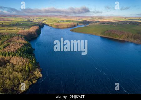 Drohnenfotos des Thruscross Reservoir in North Yorkshire, aufgenommen an einem sonnigen Wintertag Stockfoto