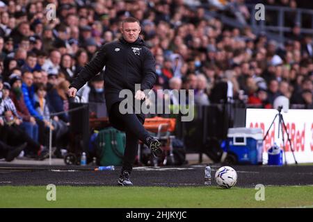 Derby, Großbritannien. 30th Januar 2022. Derby County Manager Wayne Rooney spielt den Ball. Spiel der EFL Skybet Championship, Derby County gegen Birmingham City im Stadion Pride Park in Derby am Sonntag, 30th. Januar 2022. Dieses Bild darf nur für redaktionelle Zwecke verwendet werden. Nur zur redaktionellen Verwendung, Lizenz für kommerzielle Nutzung erforderlich. Keine Verwendung bei Wetten, Spielen oder Veröffentlichungen in einem Club/einer Liga/einem Spieler. PIC von Steffan Bowen/Andrew Orchard Sports Photography/Alamy Live News Credit: Andrew Orchard Sports Photography/Alamy Live News Stockfoto