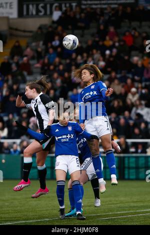 NEWCASTLE UPON TYNE, GROSSBRITANNIEN. JAN 30th Natasha Thomas von Ipswich Town macht sich am Sonntag, den 30th. Januar 2022, beim Spiel der vierten Runde des FA Cup der Frauen zwischen Newcastle United und Ipswich Town im Kingston Park, Newcastle, auf den Weg. (Kredit: Will Matthews | MI News) Kredit: MI News & Sport /Alamy Live News Stockfoto