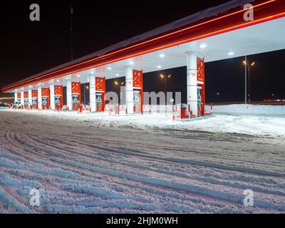 Region Moskau. Russland. 29. Januar 2022. Blick auf die Tankstelle Neftmagistral in einer Winternacht. Schneebedeckte Tankstelle in einer Winternacht. Stockfoto