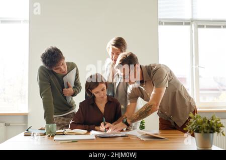 Minimales Porträt eines Geschäftsteams, das im Büro mit Sonnenlicht zusammenarbeitet, Kopierfläche Stockfoto