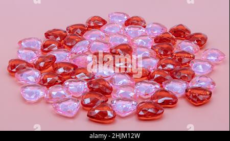 Rosa und rot glänzende kleine Herzen. Valentinstag Hintergrund. Liebeskonzept. Stockfoto