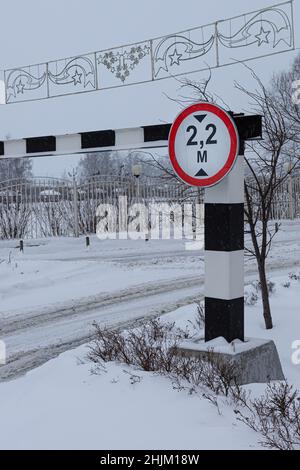 Straßenschild und Schranke, die die Höhe ankommender Fahrzeuge begrenzen. Hochwertige Fotos Stockfoto