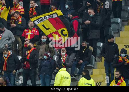 LENS, FRANKREICH - 30. JANUAR: RC Lens-Fans vor dem Coupe de France-Spiel zwischen RC Lens und AS Monaco im Stade Bollaert-Delelis am 30. Januar 2022 in Lens, Frankreich (Foto: Jeroen Meuwsen/Orange Picts) Stockfoto