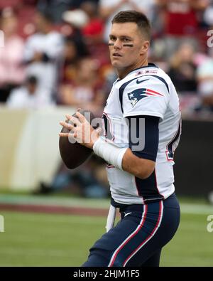 Der New England Patriots Quarterback Tom Brady (12) wärmt sich vor dem Spiel gegen die Washington Redskins auf dem FedEx Field in Landover, Maryland, am Sonntag, den 6. Oktober 2019, auf. Kredit: Ron Sachs/CNP Stockfoto