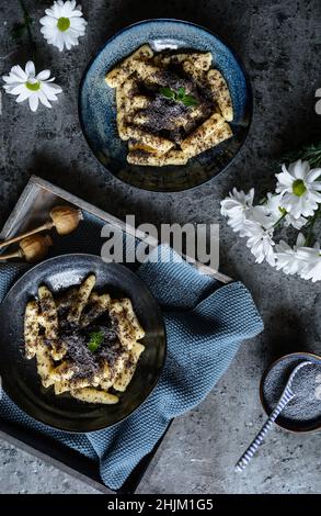 Sulance, Kartoffelknödel mit Mohn, köstliches traditionelles slowakisches Dessert Stockfoto