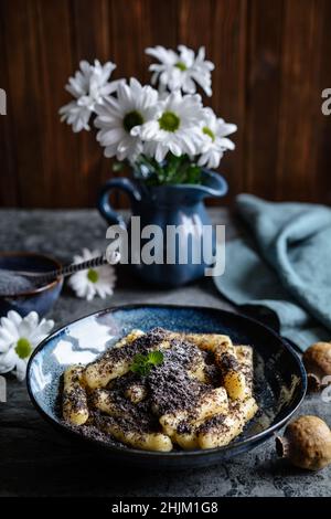 Sulance, Kartoffelknödel mit Mohn, köstliches traditionelles slowakisches Dessert Stockfoto