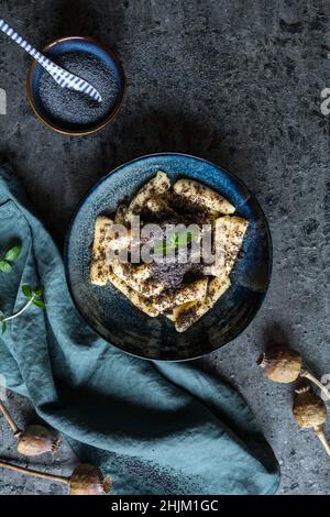 Sulance, Kartoffelknödel mit Mohn, köstliches traditionelles slowakisches Dessert Stockfoto