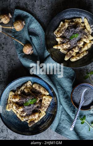 Sulance, Kartoffelknödel mit Mohn, köstliches traditionelles slowakisches Dessert Stockfoto