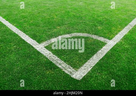 Fußball (Fußball) Feld Ecke mit weißen Markierungen. Ecke des Fußballfeldes. Stockfoto