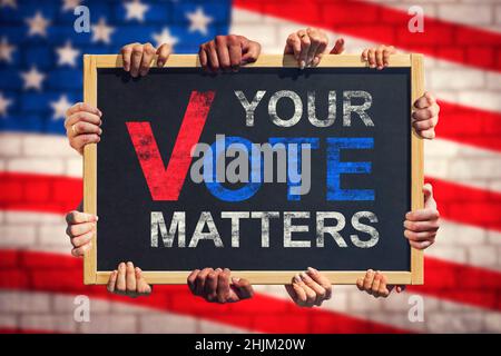 Eine Menge Hand hält ein Banner mit Text IHRE STIMME ZÄHLT auf den Hintergrund der amerikanischen Flagge. Ihre Stimme Zählt. Konzept der Wählerrechte und der US-Wahl Stockfoto
