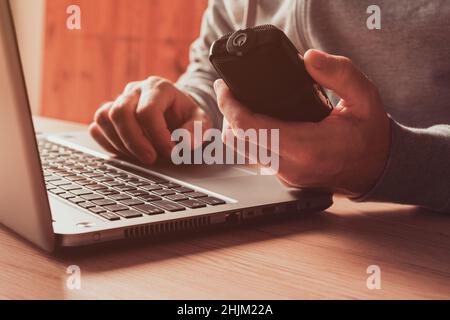 Mann, der Sprache auf einem tragbaren, handlichen Audio-Voice-Recorder aufzeichnet, selektiver Fokus Stockfoto