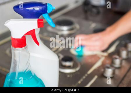 Waschmittel zum Waschen des Ofens. Reinigung eines Gasherd mit Küchenutensilien, Haushaltskonzepten oder Hygiene und Reinigung. Stockfoto