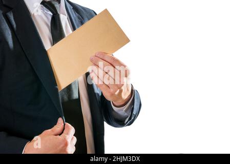 Geschäftsmann legt den Umschlag in seine Tasche - Korruption und Veruntreuung Konzepte. Korruption im Geschäft. Stockfoto
