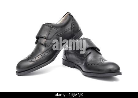 Schwarze Lederschuhe isoliert auf weißem Hintergrund. Klassische schwarze Lederschuhe für Herren, isoliert auf Weiß. Stockfoto