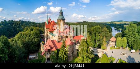 Luftpanorama der mittelalterlichen Burg Czocha (Tzschocha) in Niederschlesien in Polen. Erbaut im 13th. Jahrhundert (der Hauptbehalten) mit vielen späteren Ergänzungen. Summe Stockfoto